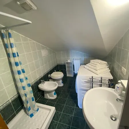 Splendida Mansarda A 2 Passi Da Roma Апартаменты *